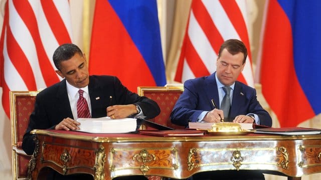 Der damalige russische Präsident Dmitri Medwedew (r. Der damalige russische Präsident Dmitri Medwedew (r.