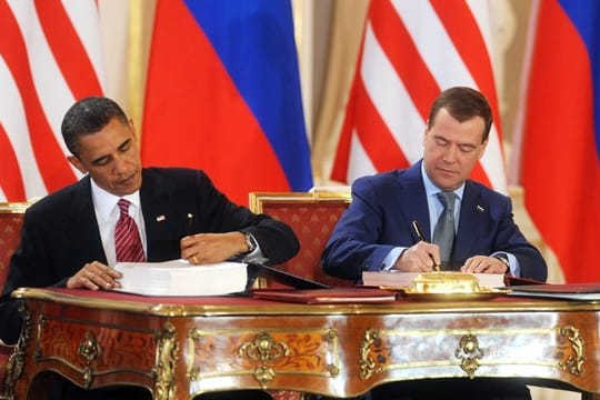 Der damalige russische Präsident Dmitri Medwedew (r.