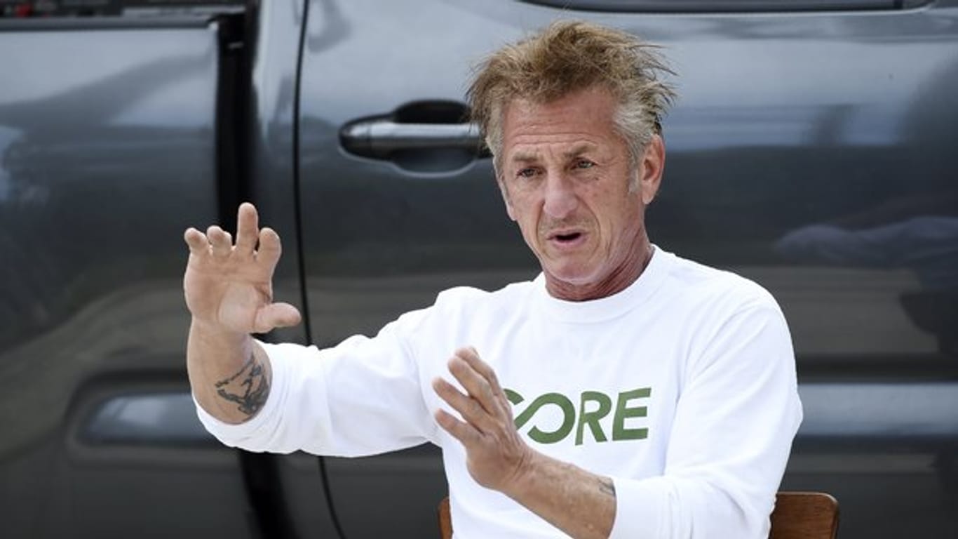 Sean Penn führt mit seiner Hilfsorganisation Corona-Tests durch.
