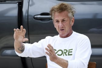 Sean Penn führt mit seiner Hilfsorganisation Corona-Tests durch.