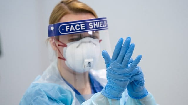 Eine Mitarbeiterin erhält im Nightingale-Krankenhaus Nord-West in Manchester eine Schulung über das An- und Ablegen von Schutzkleidung. Eine Mitarbeiterin erhält im Nightingale-Krankenhaus Nord-West in Manchester eine Schulung über das An- und Ablegen von Schutzkleidung.