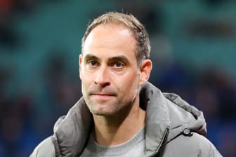 Oliver Mintzlaff warnt eindringlich vor einem Abbruch der derzeit ausgesetzten Bundesliga-Saison.