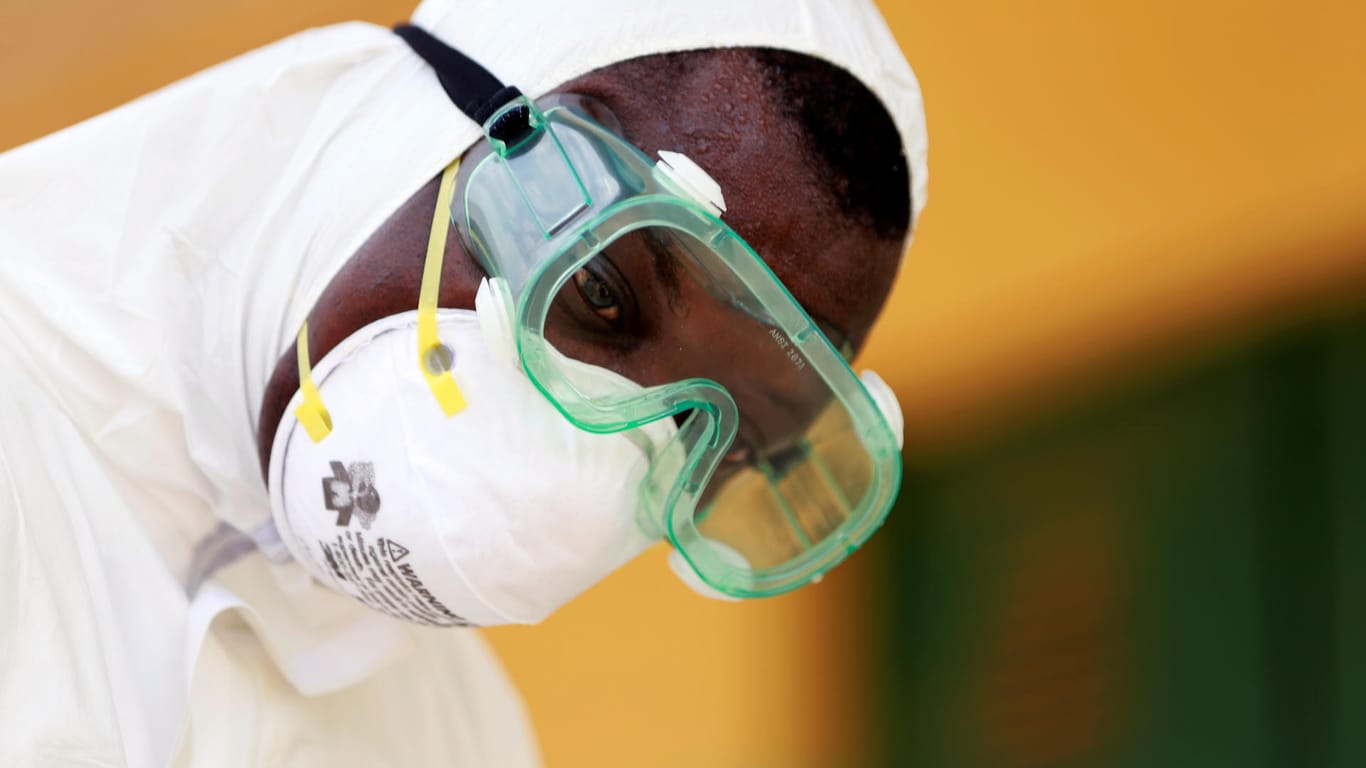 Medizinpersonal in Schutzkleidung: Bislang gibt es 493 bestätigte Infektionen mit dem Coronavirus in Nigeria. (Symbolbild)