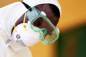 Medizinpersonal in Schutzkleidung: Bislang gibt es 493 bestätigte Infektionen mit dem Coronavirus in Nigeria. (Symbolbild)