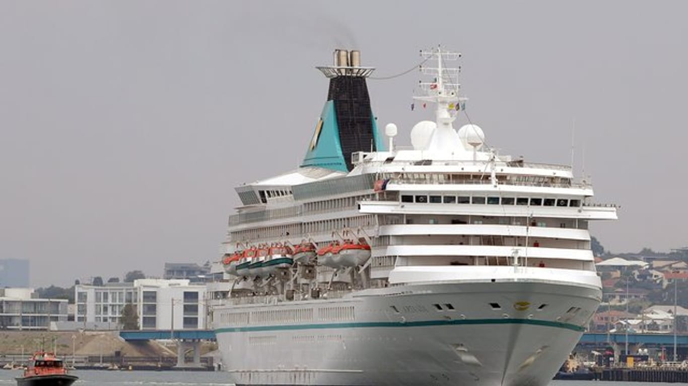 Das Kreuzfahrtschiff MV Artania beim Verlassen des Hafens.