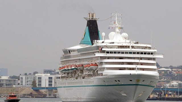 Das Kreuzfahrtschiff MV Artania beim Verlassen des Hafens.