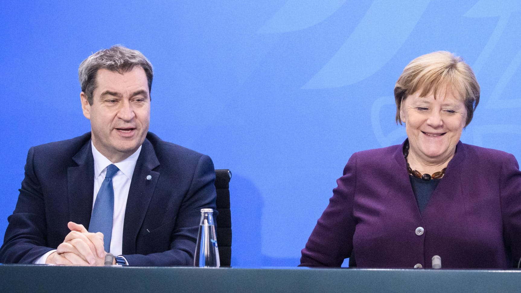 Bayerns Ministerpräsident Markus Söder (CSU) und Bundeskanzlerin Angela Merkel (CDU): Die Union legt laut Umfragen in der Wählergunst zu.