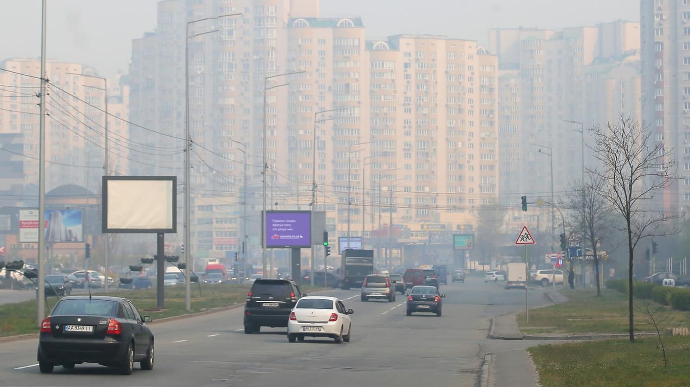 Waldbrände in Tschernobyl - SAufnahmen aus Kiew: Autos fahren auf einer Straße durch Smog, verursacht durch die seit zwei Wochen andauernden Löscharbeiten im radioaktiv belasteten Gebiet um das Atomkraftwerk Tschernobyl. mog in Kiew