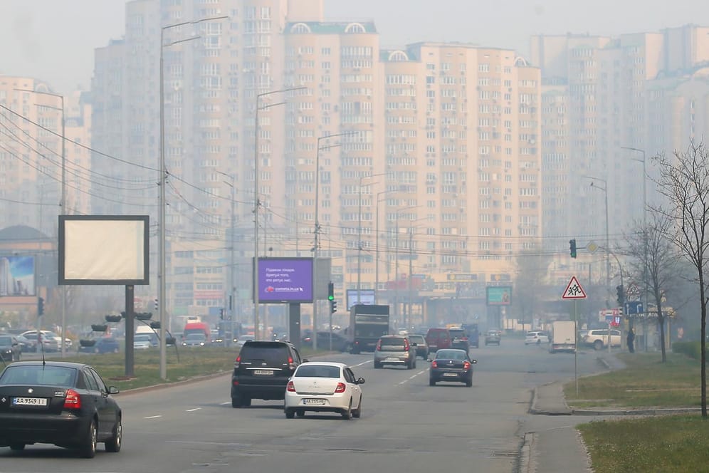 Waldbrände in Tschernobyl - SAufnahmen aus Kiew: Autos fahren auf einer Straße durch Smog, verursacht durch die seit zwei Wochen andauernden Löscharbeiten im radioaktiv belasteten Gebiet um das Atomkraftwerk Tschernobyl. mog in Kiew