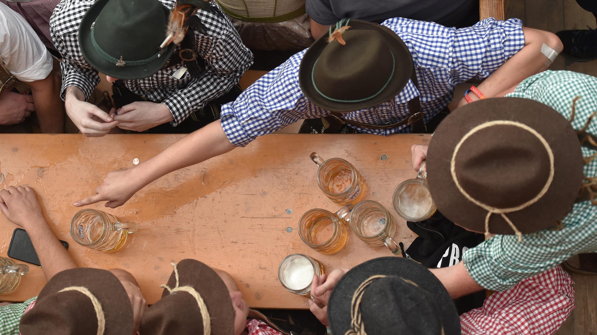 Wiesnbesucher feiern auf dem Oktoberfest in einem Bierzelt (Archivbild): Obwohl das Oktoberfest auf der Kippe steht, werden derzeit auf Onlineportalen Platzreservierungen für Tauende Euro angeboten.