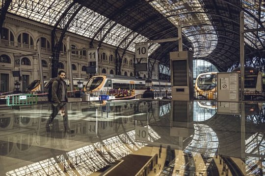 Ein Pendler geht durch den verlassenen Bahnhof "Estacio de Franca" in Barcelona.