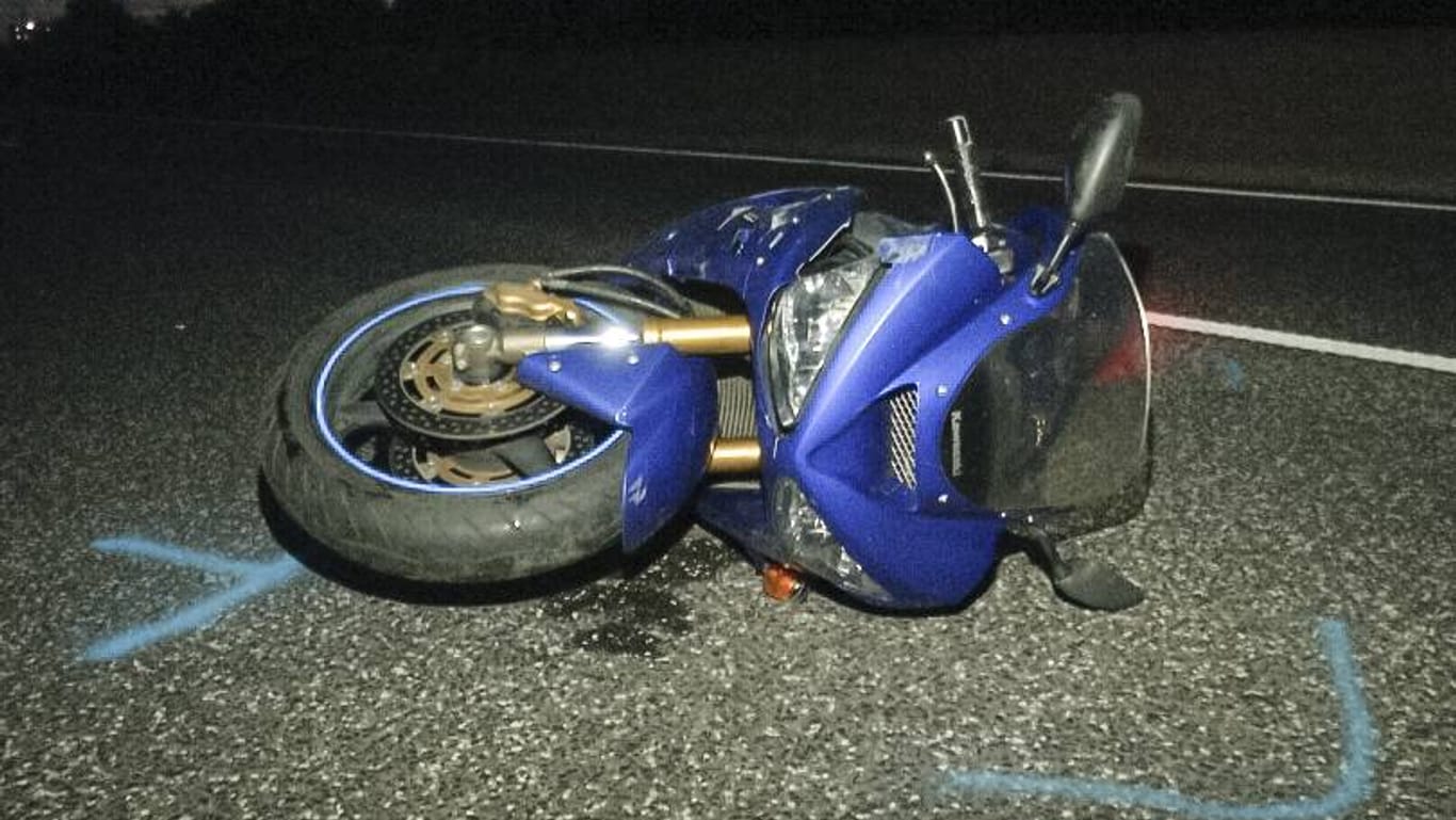 Ein 24-Jähriger ist mit seinem Motorrad in Haren (Landkreis Emsland) von einem Auto erfasst und tödlich verletzt worden.
