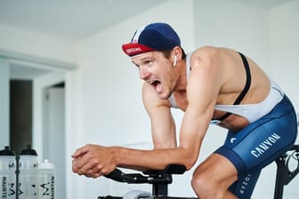 Triathlet Jan Frodeno auf seinem Rollentrainer.