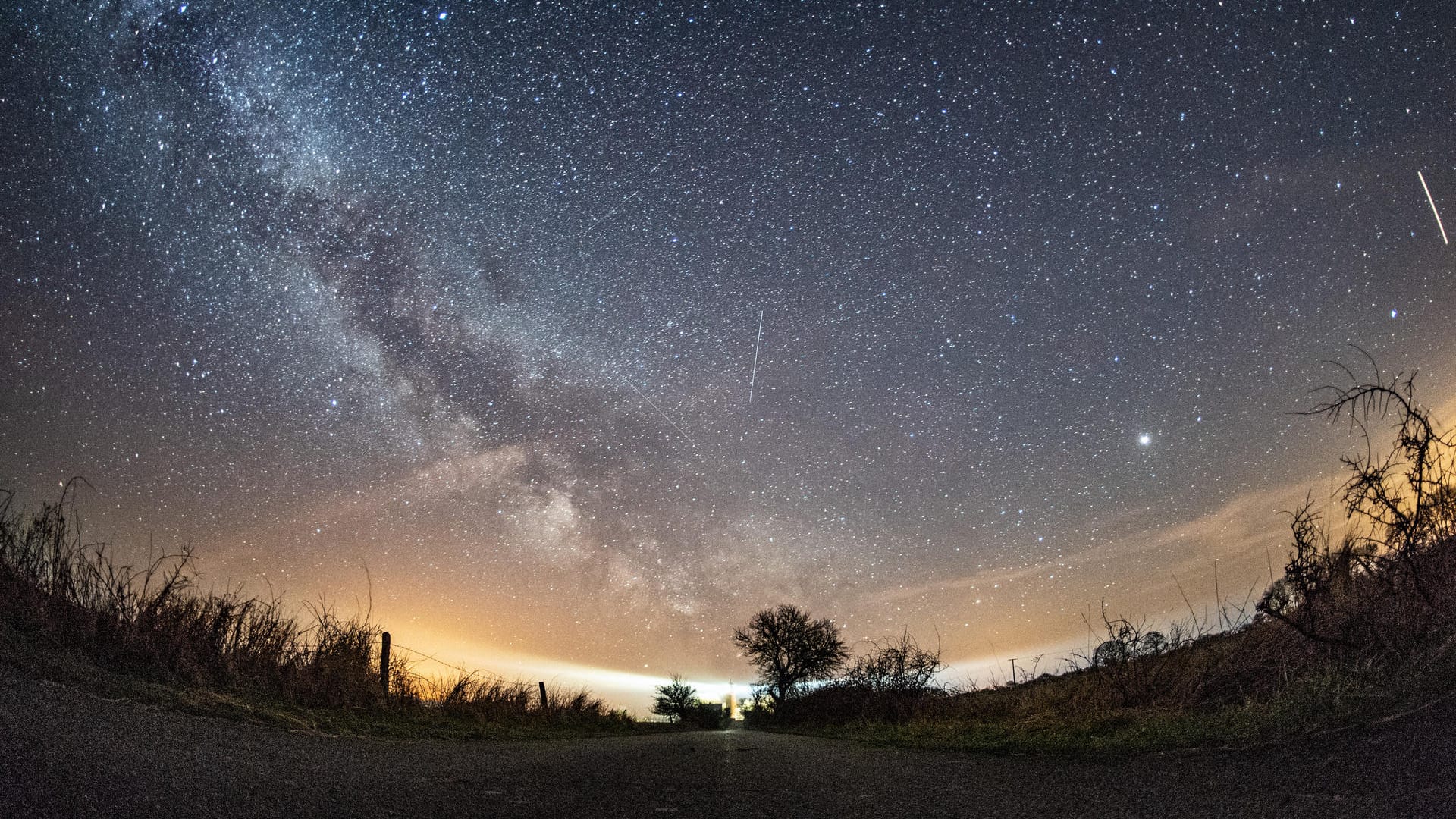 Meteore der Lyriden: Verschiedene Flugobjekte waren rund um die Milchstraße während des Lyriden Meteorschauers 2018 am Nachthimmel über Fehmarn zu sehen. Archivbild von 20.04.2018