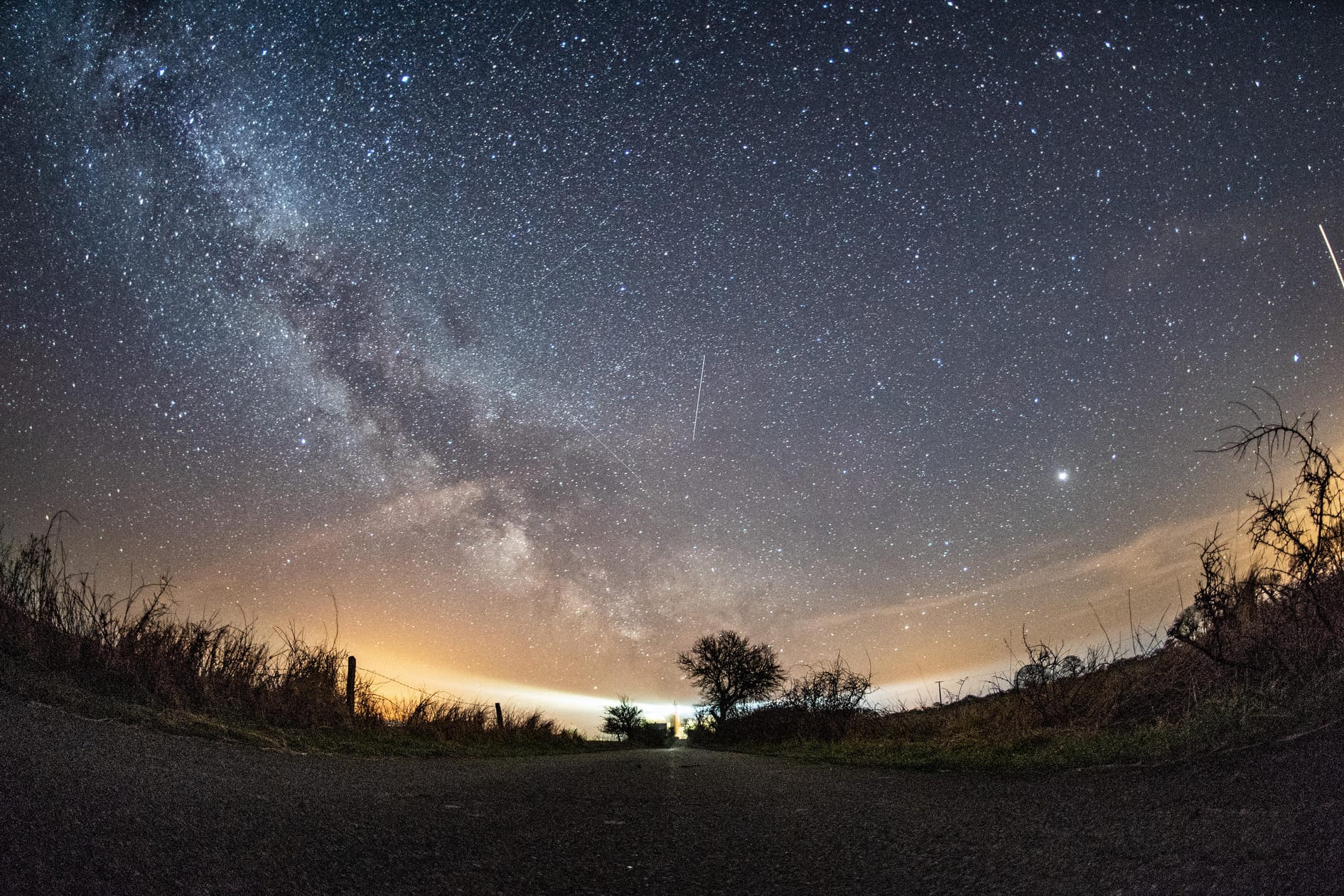 Meteore der Lyriden: Verschiedene Flugobjekte waren rund um die Milchstraße während des Lyriden Meteorschauers 2018 am Nachthimmel über Fehmarn zu sehen. Archivbild von 20.04.2018