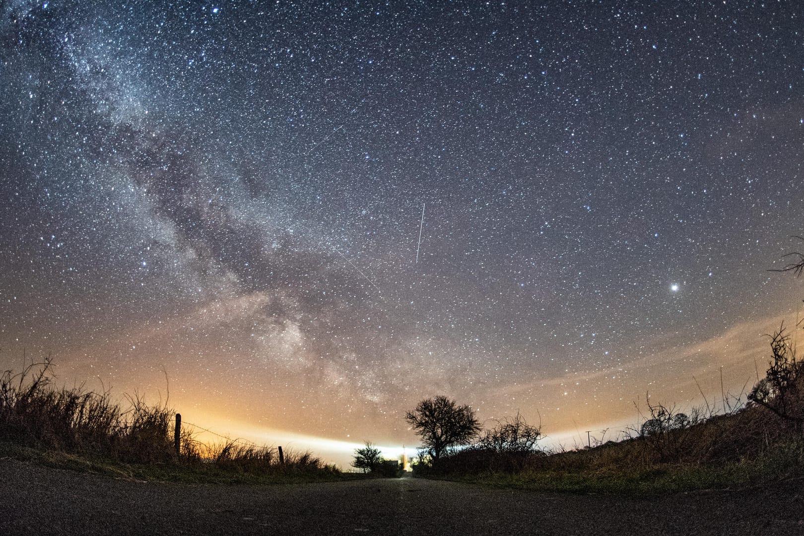 Meteore der Lyriden: Verschiedene Flugobjekte waren rund um die Milchstraße während des Lyriden Meteorschauers 2018 am Nachthimmel über Fehmarn zu sehen. Archivbild von 20.04.2018