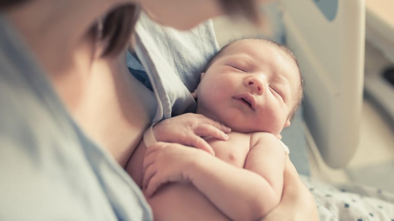Laut Experten sollten Mütter und Säuglinge kontinuierlich zusammenzubleiben und Hautkontakt durchzuführen.
