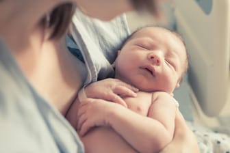 Laut Experten sollten Mütter und Säuglinge kontinuierlich zusammenzubleiben und Hautkontakt durchzuführen.