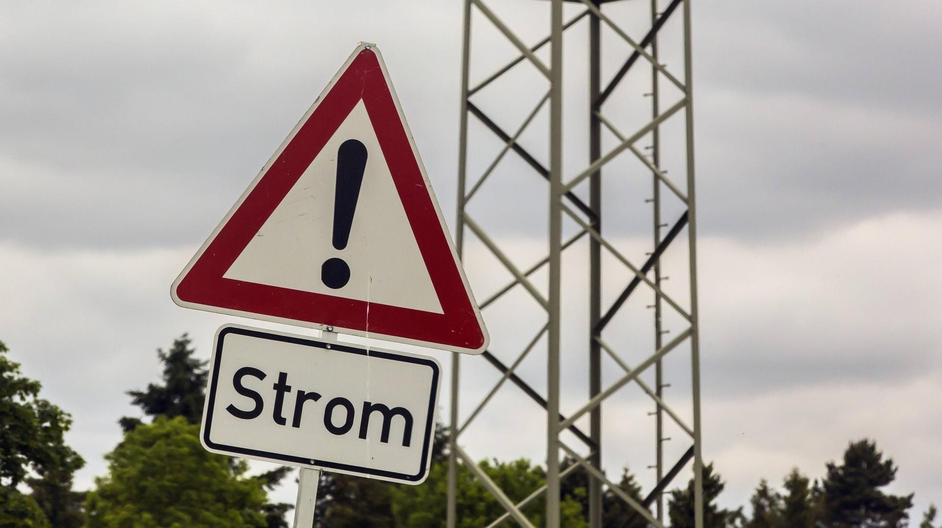 Spannungsmast (Symbolfoto): Eine 15-Jährige stürzte nach einem Stromschlag in die Tiefe.