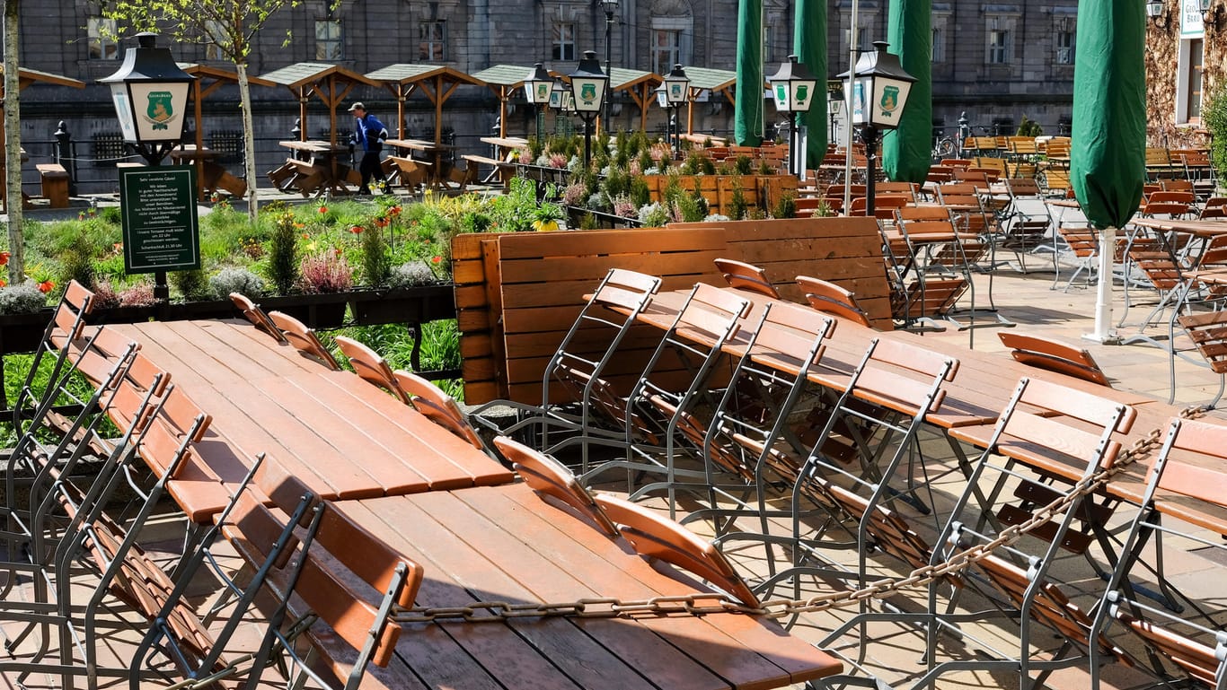 Unbesetzte Tische und Stühle von geschlossenen Cafés und Restaurants: Die Gastronomie ist von den Corona-Maßnahmen besonders stark betroffen.