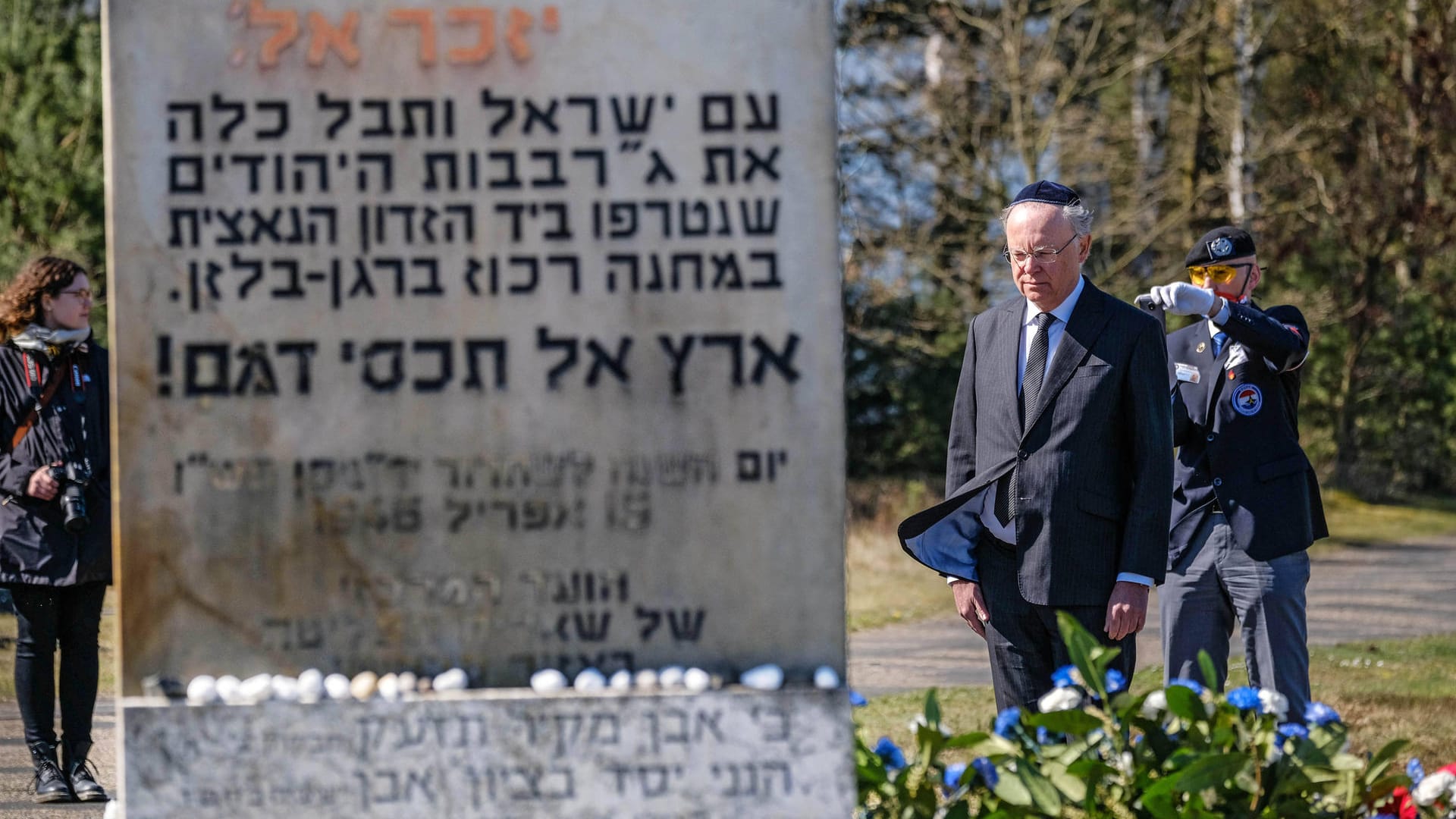 Vertreter der Landespolitik, darunter Niedersachsens Ministerpräsident Stephan Weil, von jüdischen Gemeinden und der Gedenkstätte Bergen-Belsen haben am Sonntag an die Befreiung des Konzentrationslagers vor 75 Jahren erinnert.