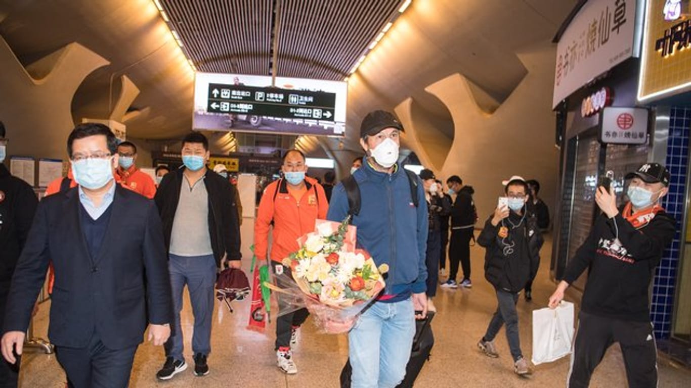 Die Spieler des FC Wuhan bei der Rückkehr in ihre Heimatstadt.