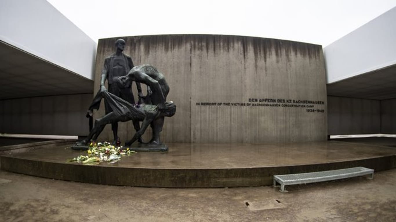 Das Denkmal erinnert "den Opfern des KZ Sachsenhausen" in der Gedenkstätte Sachsenhausen bei Oranienburg.