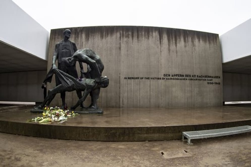 Das Denkmal erinnert "den Opfern des KZ Sachsenhausen" in der Gedenkstätte Sachsenhausen bei Oranienburg.