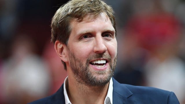 Der ehemalige deutsche Basketballspieler Dirk Nowitzki vertreibt sich mit seinen Kindern die Zeit vorm Fernseher. Der ehemalige deutsche Basketballspieler Dirk Nowitzki vertreibt sich mit seinen Kindern die Zeit vorm Fernseher.