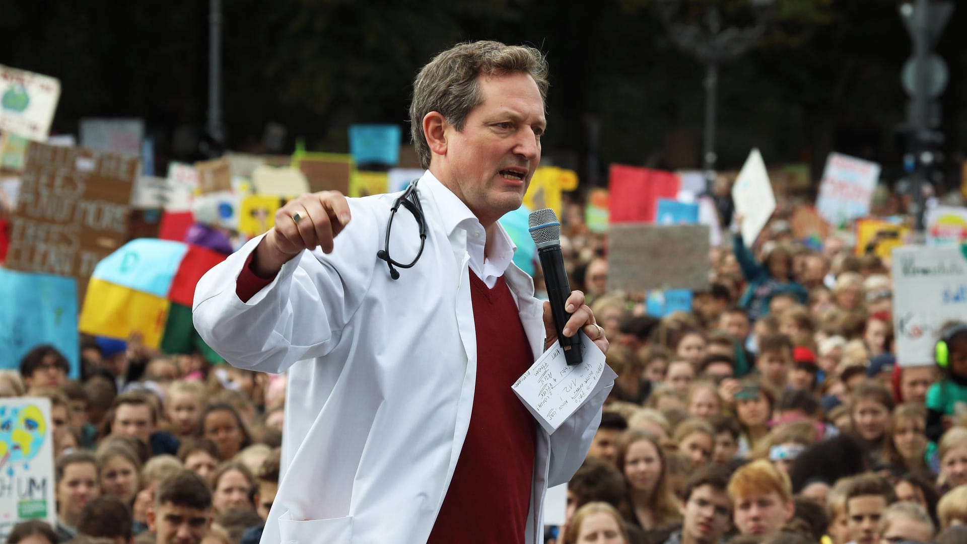 Klimastreik Fridays for Future im September 2019: Dr. Eckart von Hirschhausen tritt während der Kundgebung auf die Bühne am Brandenburger Tor.