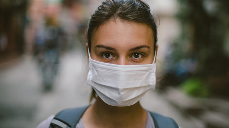 Mund-Nasen-Schutz: Das Robert Koch-Institut sagt, das Tragen einer Maske könnte das Risiko einer Übertragung von Viren auf andere mindern.