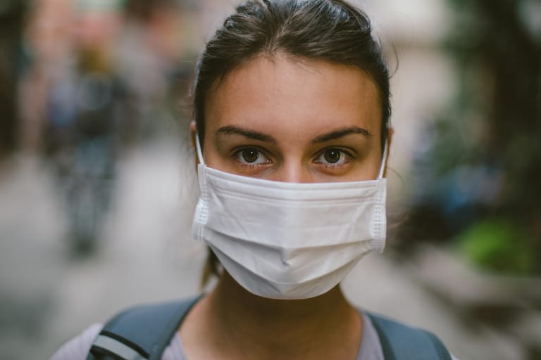 Mund-Nasen-Schutz: Das Robert Koch-Institut sagt, das Tragen einer Maske könnte das Risiko einer Übertragung von Viren auf andere mindern.