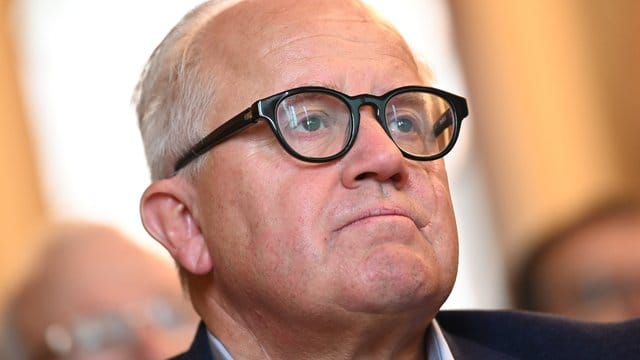 DFB-Präsident Fritz Keller wirbt um Verständnis für Geisterspiele.