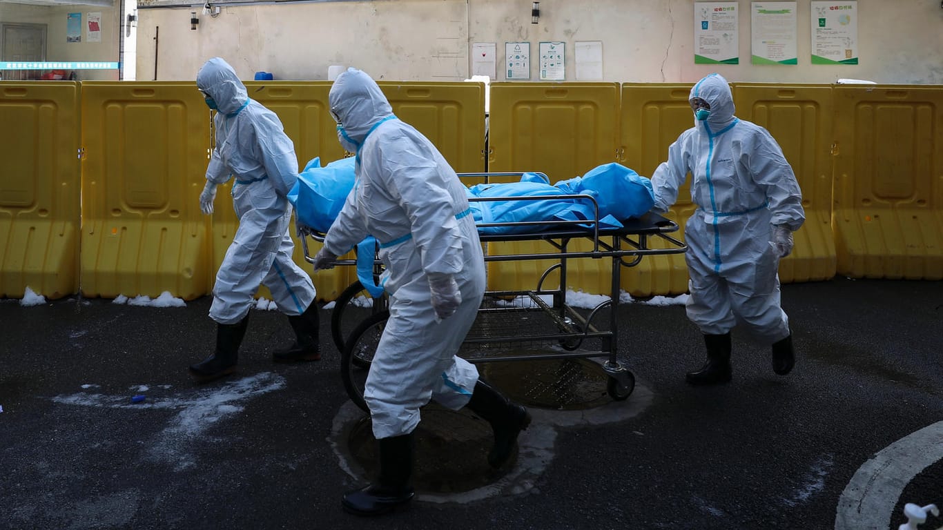Eine Leiche wird aus einem Krankenhaus in Wuhan abtransportiert.