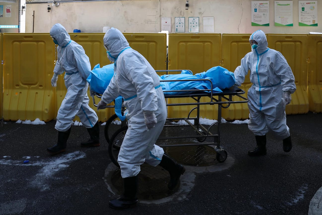 Eine Leiche wird aus einem Krankenhaus in Wuhan abtransportiert.