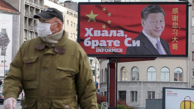 "Danke, Bruder Xi": Auf einer Anzeigetafel in Belgrad wird Chinas Präsident für die Lieferung von Schutzmasken gedankt.