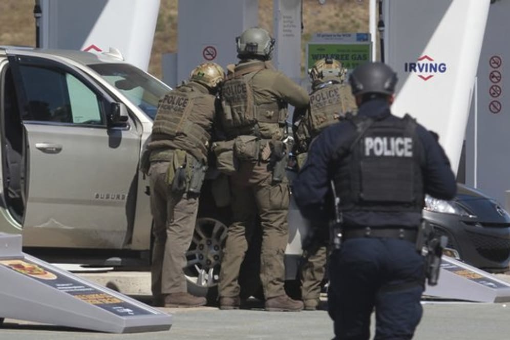 Beamte der kanadischen Polizei kurz vor der Tötung des Tatverdächtigen.