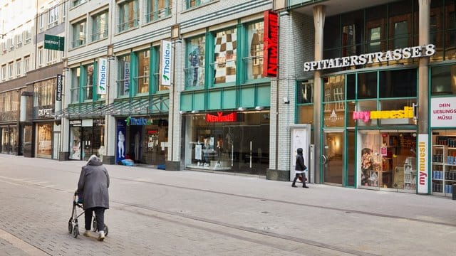 Nur wenige Passanten gehen an den größtenteils geschlossenen Läden in der Spitalerstraße in Hamburg entlang: Nun öffnen die ersten Geschäfte wieder.