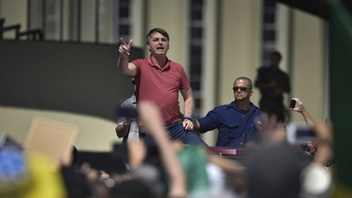 Brasiliens Präsident Jair Bolsonaro spricht vor dem Hauptquartier des Militärs.