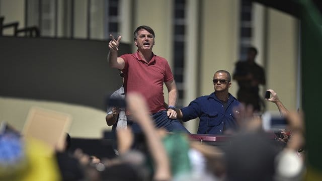 Brasiliens Präsident Jair Bolsonaro spricht vor dem Hauptquartier des Militärs. Brasiliens Präsident Jair Bolsonaro spricht vor dem Hauptquartier des Militärs.
