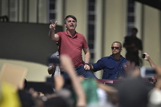 Brasiliens Präsident Jair Bolsonaro spricht vor dem Hauptquartier des Militärs.