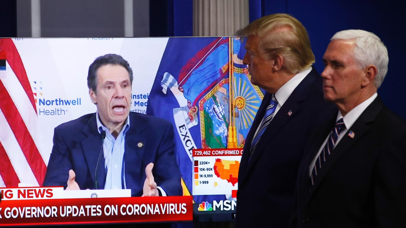 Donald Trump und Mike Pence schauen sich eine Pressekonferenz des Gouverneurs von New York an: Andrew Cuomo widerspricht immer wieder Trumps Ansagen in der Coronavirus-Krise.
