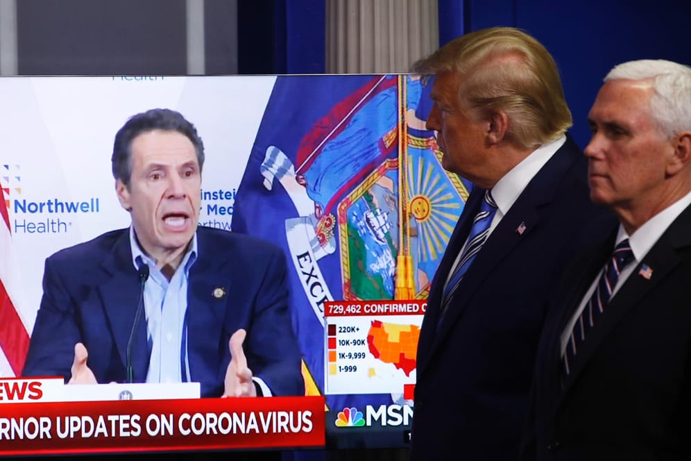 Donald Trump und Mike Pence schauen sich eine Pressekonferenz des Gouverneurs von New York an: Andrew Cuomo widerspricht immer wieder Trumps Ansagen in der Coronavirus-Krise.