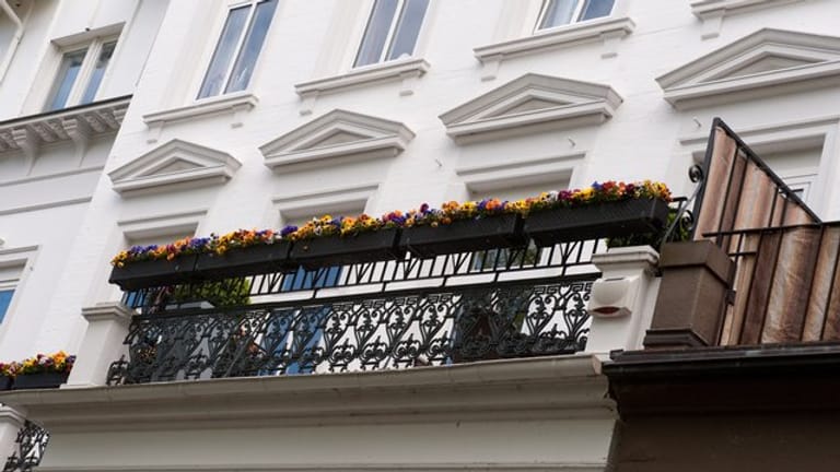 Sichtschutz auf dem Balkon: Wird bei dem Anbau eines Sichtschutzes die Fassade oder Balkonbrüstung angebohrt, benötigen Mieter die Zustimmung ihres Vermieters.