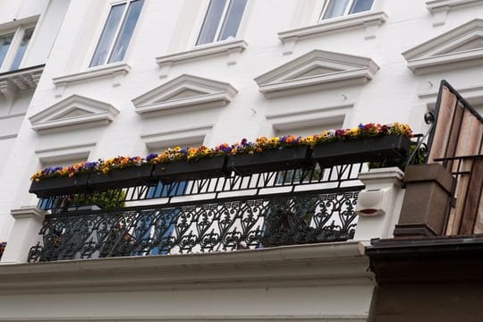 Sichtschutz auf dem Balkon: Wird bei dem Anbau eines Sichtschutzes die Fassade oder Balkonbrüstung angebohrt, benötigen Mieter die Zustimmung ihres Vermieters.