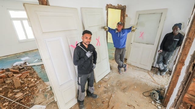 Auf der Baustelle: Die drei Profis vom SV Donaustauf: Sasha Diakiese (l-r), Kevin Rääbis und Abulai Dabo. Auf der Baustelle: Die drei Profis vom SV Donaustauf: Sasha Diakiese (l-r), Kevin Rääbis und Abulai Dabo.
