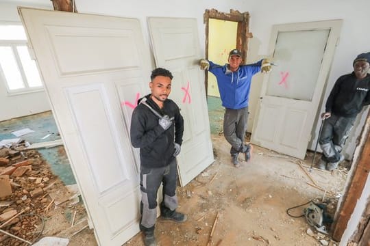 Auf der Baustelle: Die drei Profis vom SV Donaustauf: Sasha Diakiese (l-r), Kevin Rääbis und Abulai Dabo.