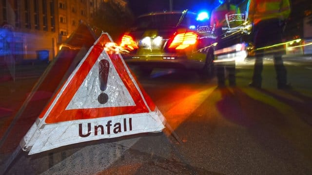 Ein Warnzeichen markiert die Unfallstelle: Ein 64-Jähriger klemmte sich durch einen Aufprall gegen eine Hauswand, in seinem Wagen ein. (Symbolbild) Ein Warnzeichen markiert die Unfallstelle: Ein 64-Jähriger klemmte sich durch einen Aufprall gegen eine Hauswand, in seinem Wagen ein. (Symbolbild)
