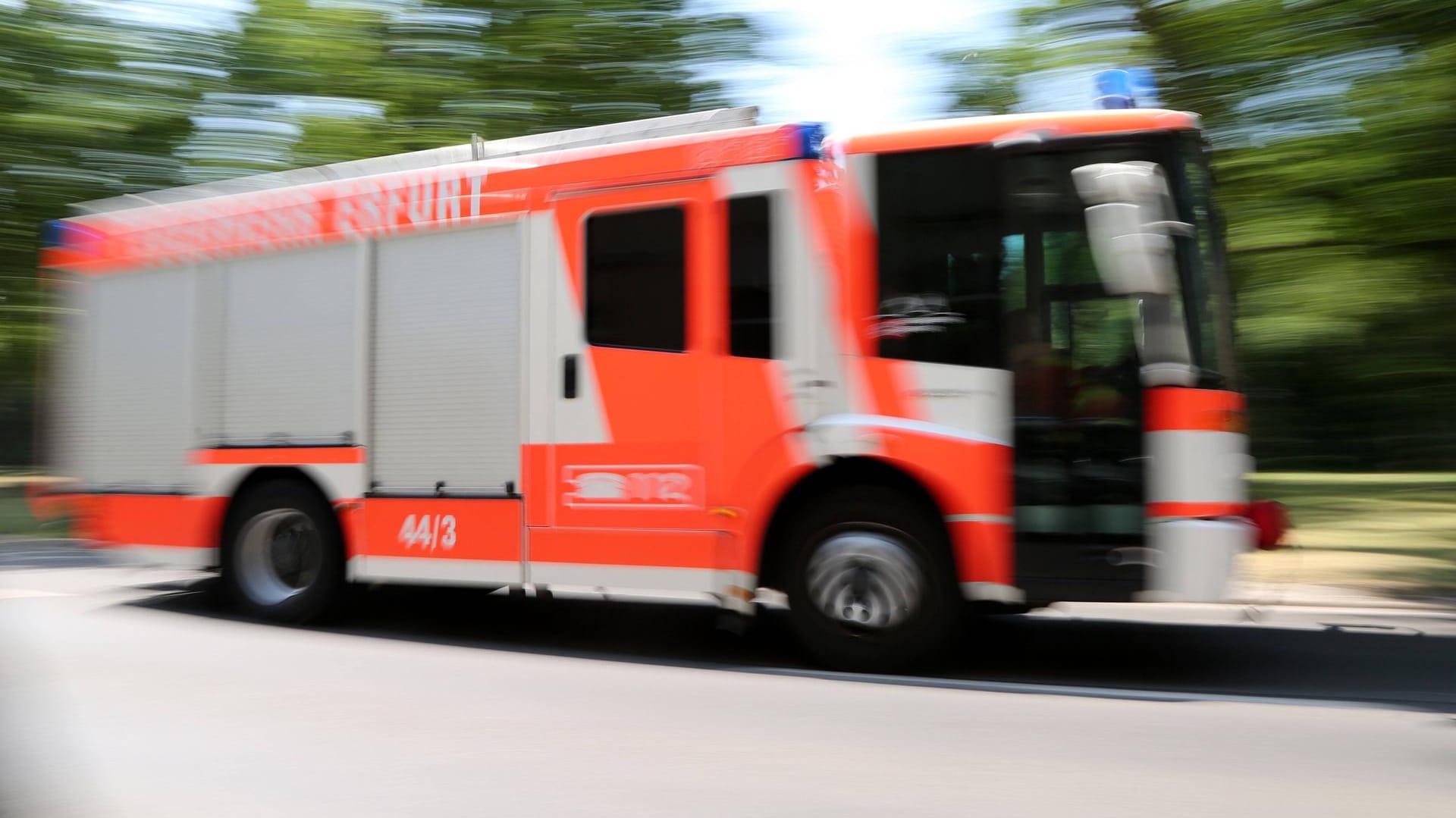 Ein Einsatzwagen der Erfurter Feuerwehr (Symbolbild): In einem Mehrfamilienhaus hat es gebrannt.