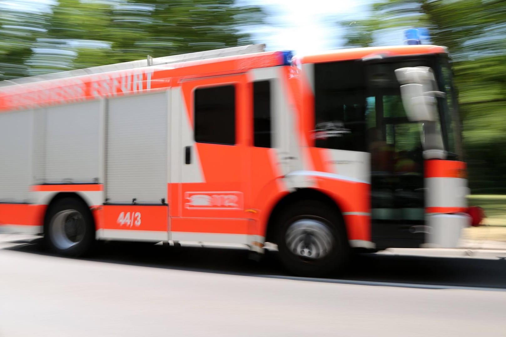 Ein Einsatzwagen der Erfurter Feuerwehr (Symbolbild): In einem Mehrfamilienhaus hat es gebrannt.